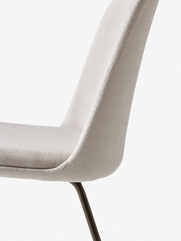 compter écru tissu chaise pieds en bronze écru