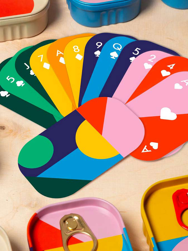 jouer au jeu de cartes - bloc design multicolore