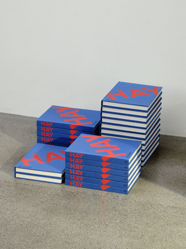 livre de foin phaidon - hay bleu