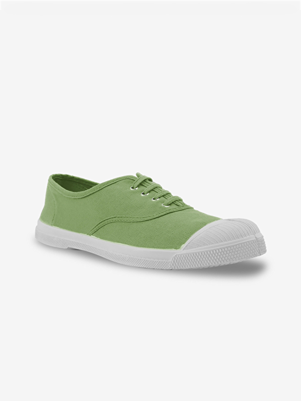 homme à lacets tennis de pomme