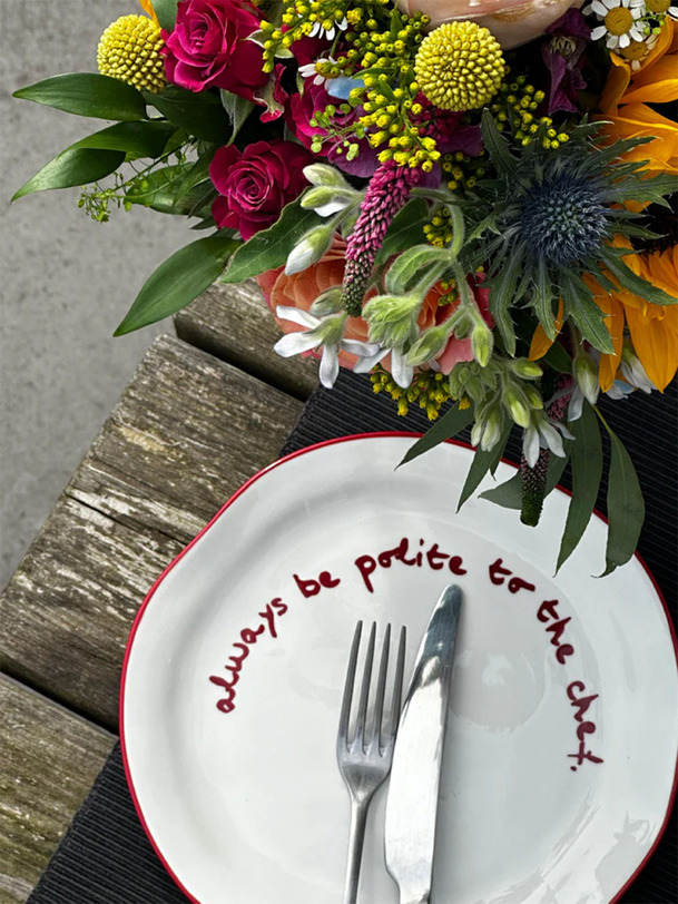 assiette être poli pour le chef de léclectique de style de vie rouge