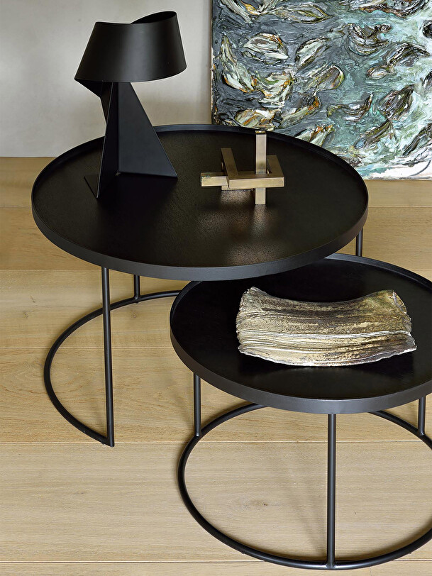 ensemble de tables basses avec des plateaux noir