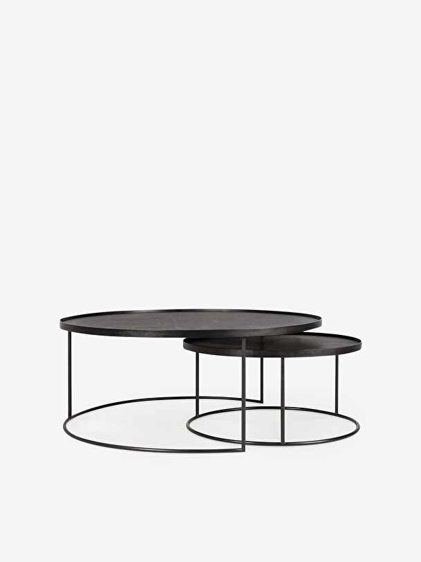 ensemble de tables basses avec des plateaux noir