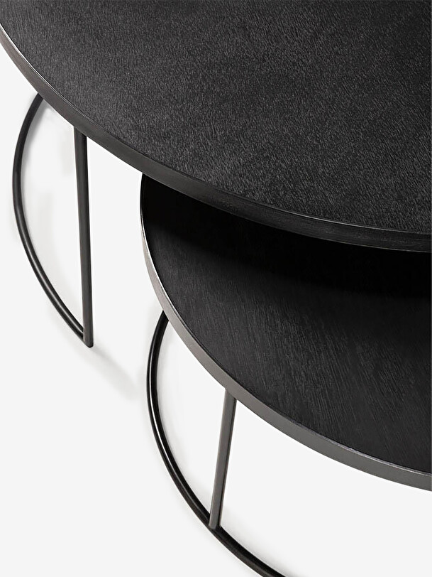ensemble de tables basses avec des plateaux noir