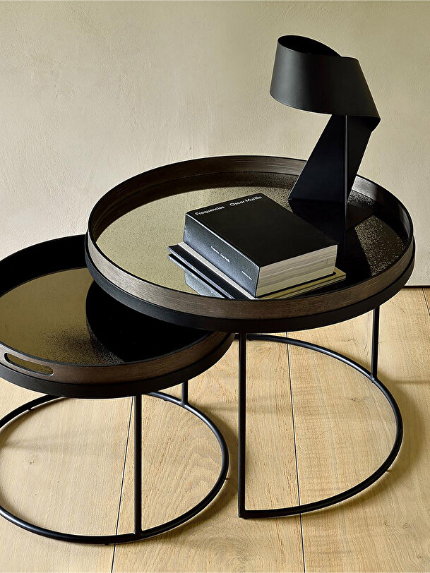 ensemble de tables basses avec des plateaux noir