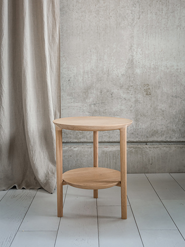 chêne bok côté de la table en chêne clair