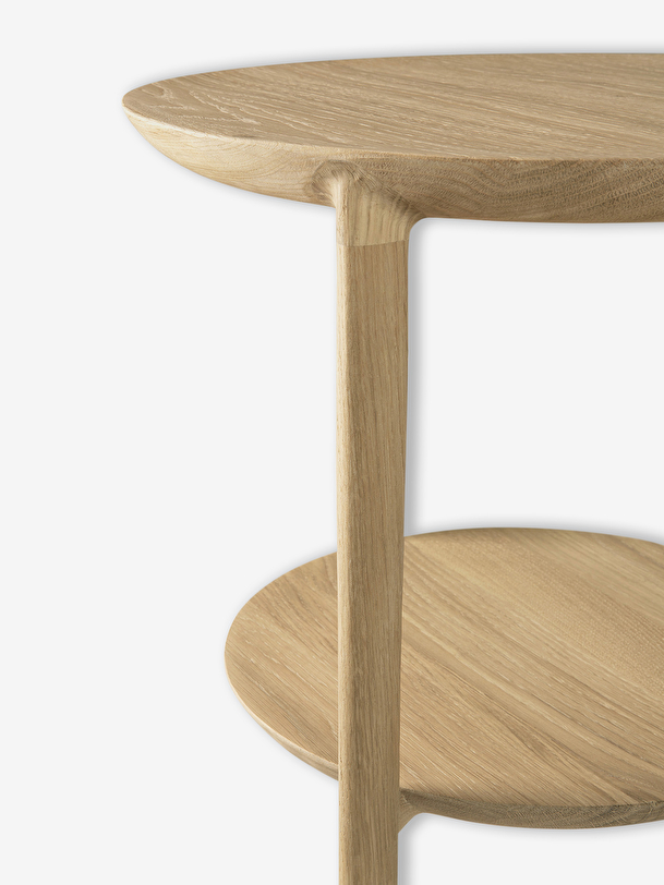 chêne bok côté de la table en chêne clair