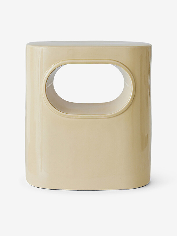 lespace de la crème à côté de la table à la crème