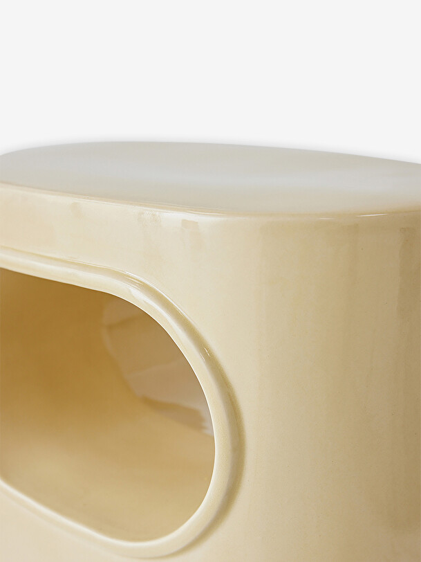 lespace de la crème à côté de la table à la crème
