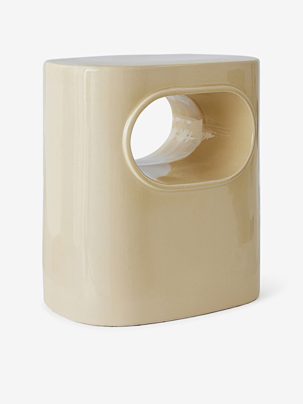 lespace de la crème à côté de la table à la crème