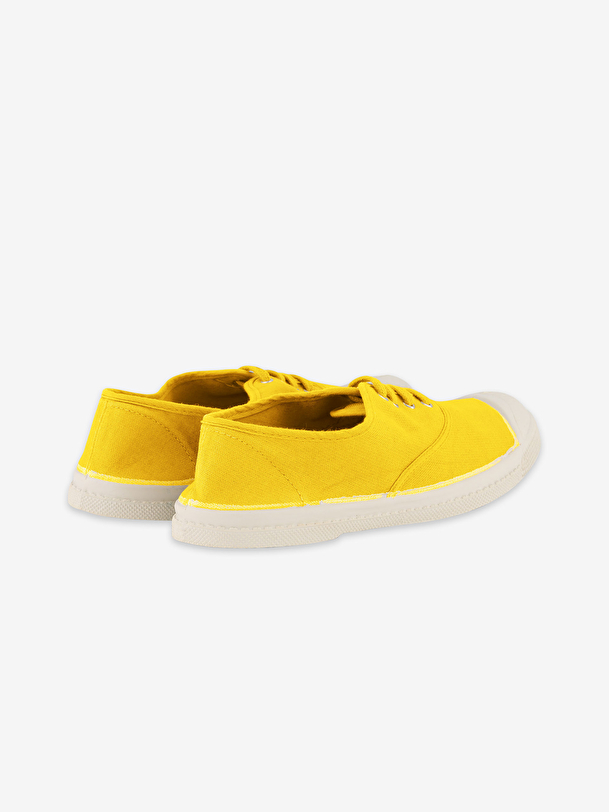 femme lacets tennis de soleil