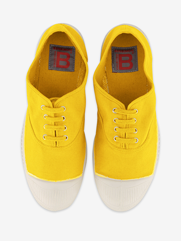 femme lacets tennis de soleil