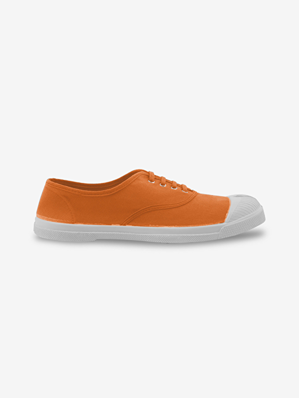 femme lacets de tennis corail