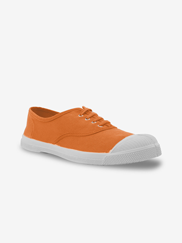 femme lacets de tennis corail