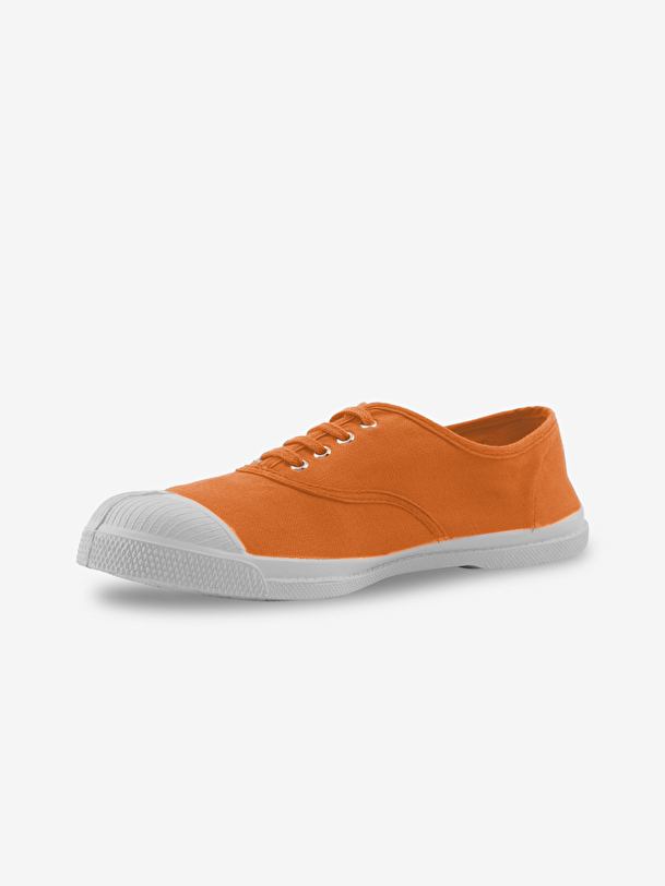 femme lacets de tennis corail