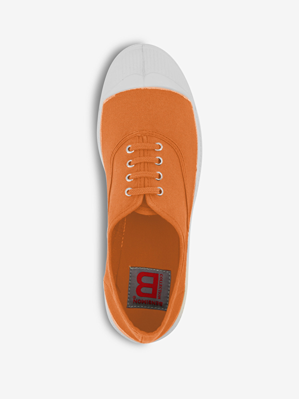 femme lacets de tennis corail